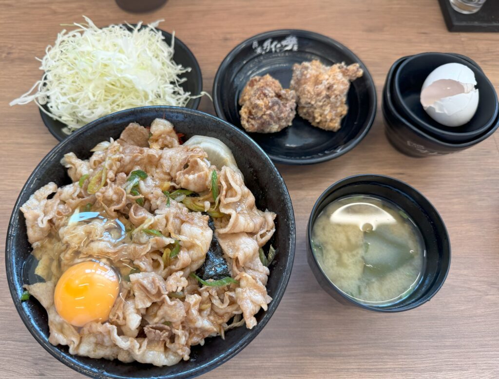 【伝説のすた丼屋】すた丼(並)+すたみな唐揚げセット【あふれるニンニク】 | つぐっとーく